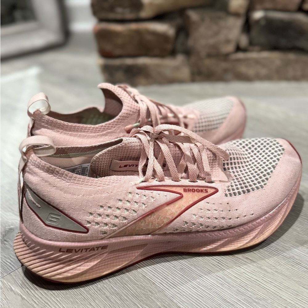 Brooks Women's Levitate StealthFit 6 Pink Sneakers
Size 10